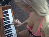 Graba a su sobrina tocando el piano - Porno Mix